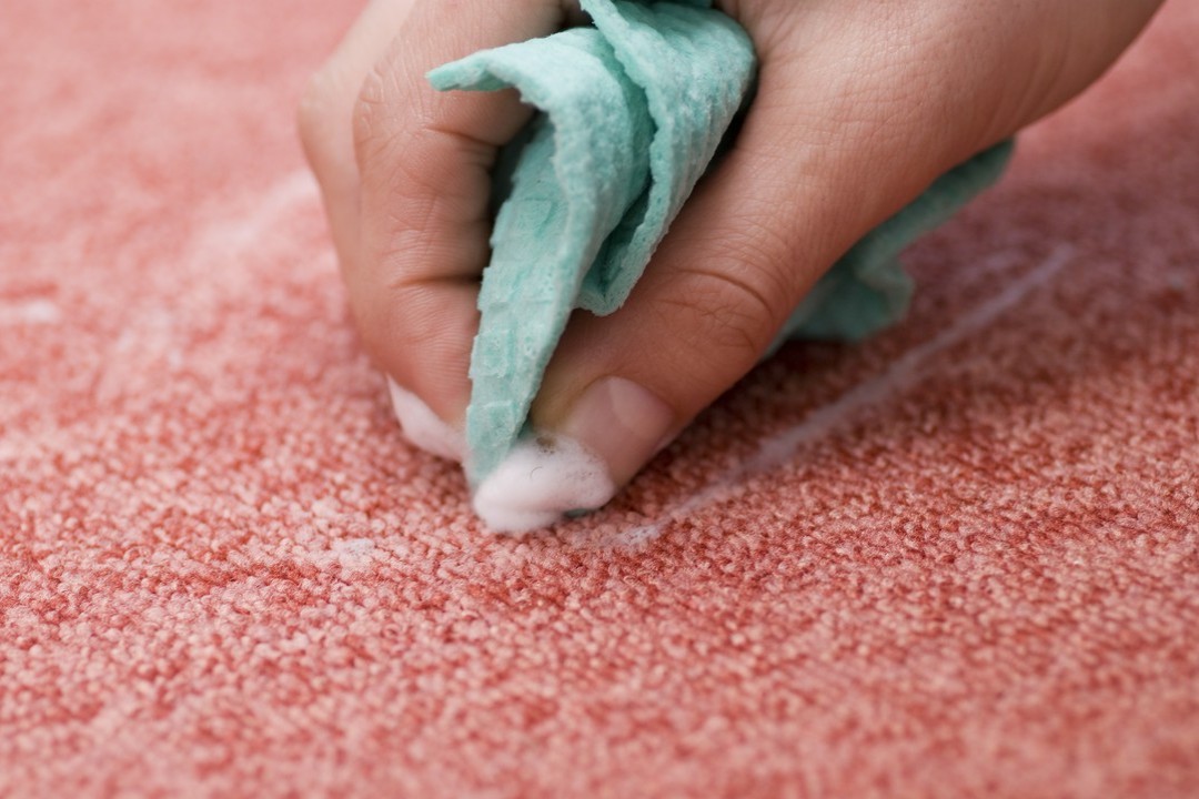 You are currently viewing Jakie są najlepsze sposoby usuwania zabrudzeń na dywanach i tapicerce?