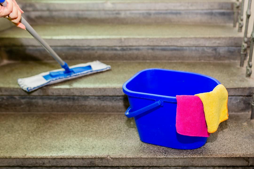 Read more about the article Jak zapewnić skuteczne sprzątanie klatek schodowych w blokach mieszkalnych?